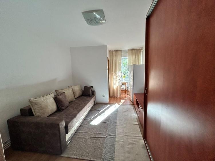 Garsonieră decomandată în Valea Adâncă