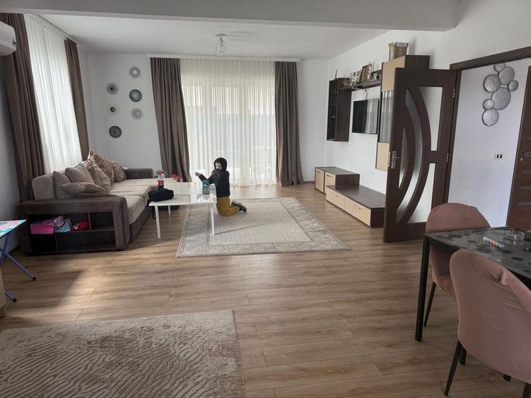 Casă cu 4 camere în Poarta Albă