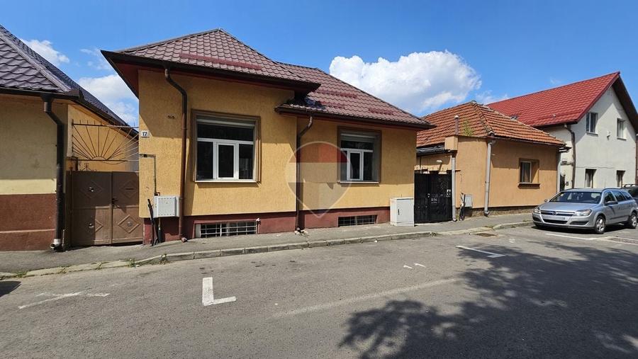 Casă individuală cu 7 camere cu Teren 319 Mp în Centrul Civic