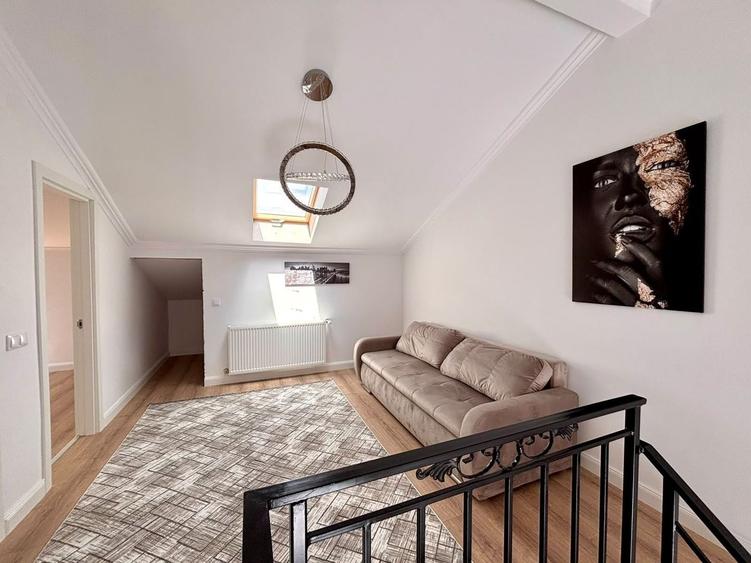Apartament cu 5 camere decomandat în Cristian