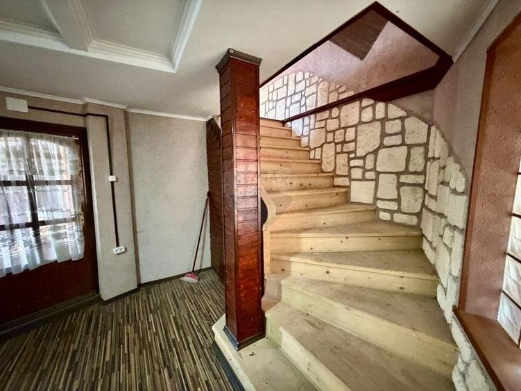 Casă individuală cu 9 camere cu Teren 500 Mp în Nord