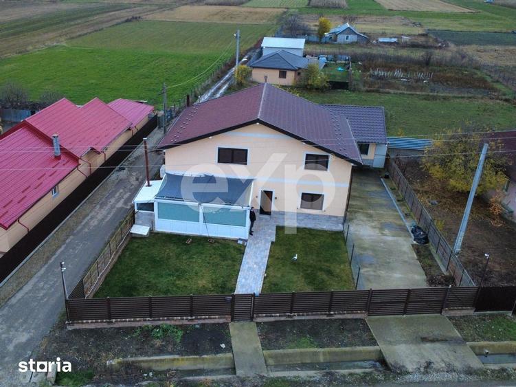 Casă cu 5 camere cu Teren 582 Mp în Săucești