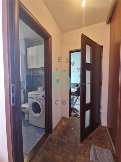 Apartament cu 3 camere semidecomandat în Tractorul