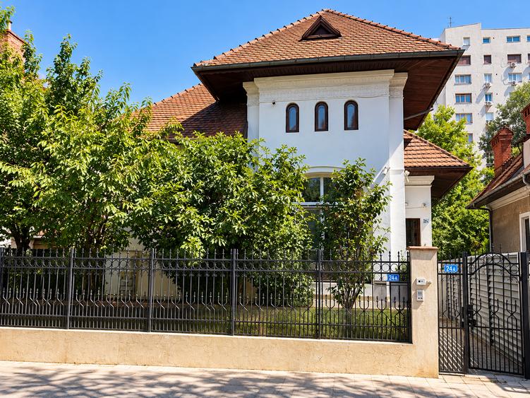 Casă cu 10 camere cu Teren 327 Mp în Capitale
