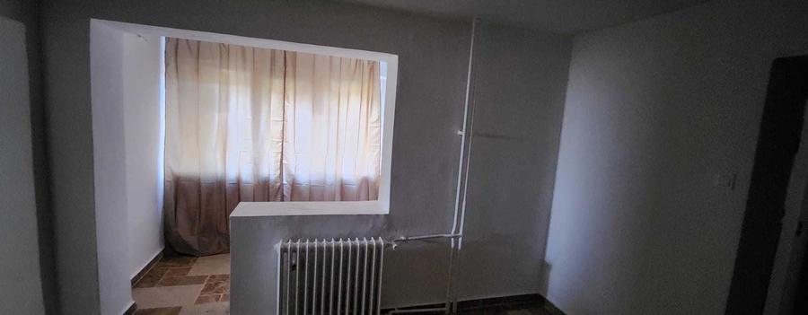 Apartament cu 3 camere semidecomandat în 1 Mai