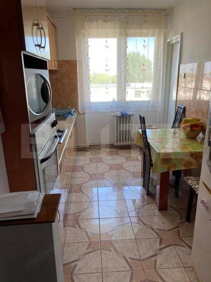 Apartament cu 3 camere semidecomandat, mobilat în Botizului