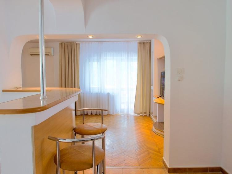 Apartament cu 3 camere decomandat, mobilat în Central