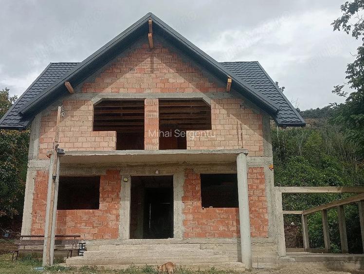 Casa la ro?u de vinzare in Vii?oara Tg Trotu? in apropiere de Tirgu Ocna.Suprafata de 170m