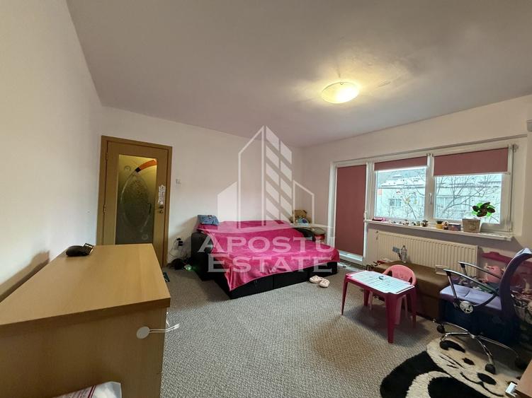 Apartament cu 3 camere semidecomandat, mobilat în Girocului