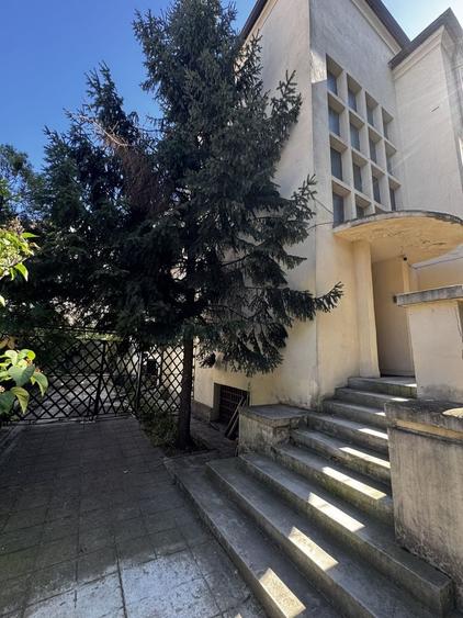 Apartament cu 6 camere semidecomandat în Capitale