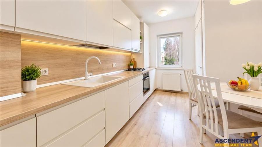 Apartament cu 3 camere decomandat, mobilat în Tractorul