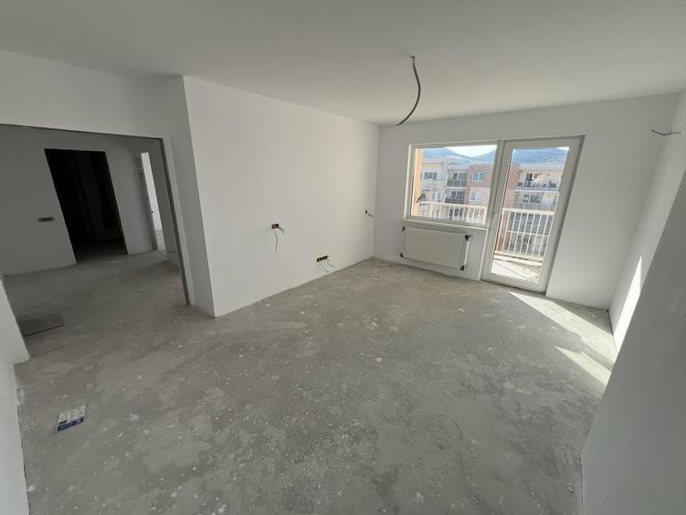 Apartament cu 2 camere decomandat în Pietroasa
