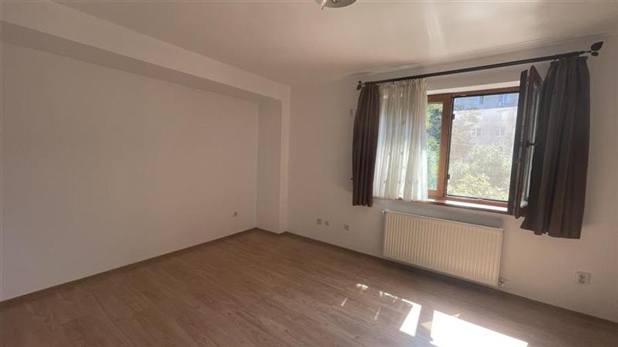 Casă individuală cu 8 camere cu Garaj în Tei