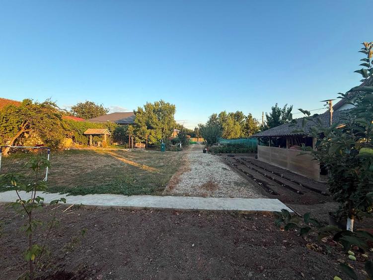 Casă cu 4 camere în Curcani
