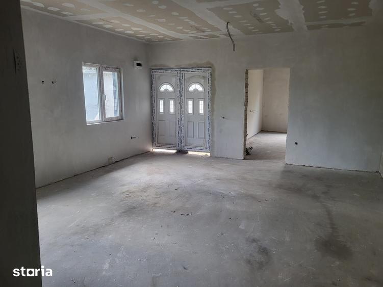 Casă cu 3 camere cu Teren 230 Mp în Lumina