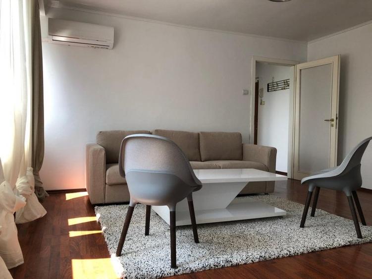 Apartament cu 3 camere semidecomandat în Romană