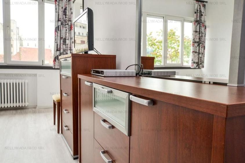 Apartament cu 6 camere decomandat, mobilat în Universitate