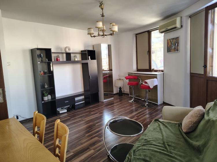 Apartament cu 3 camere decomandat, mobilat în P-ța Universității