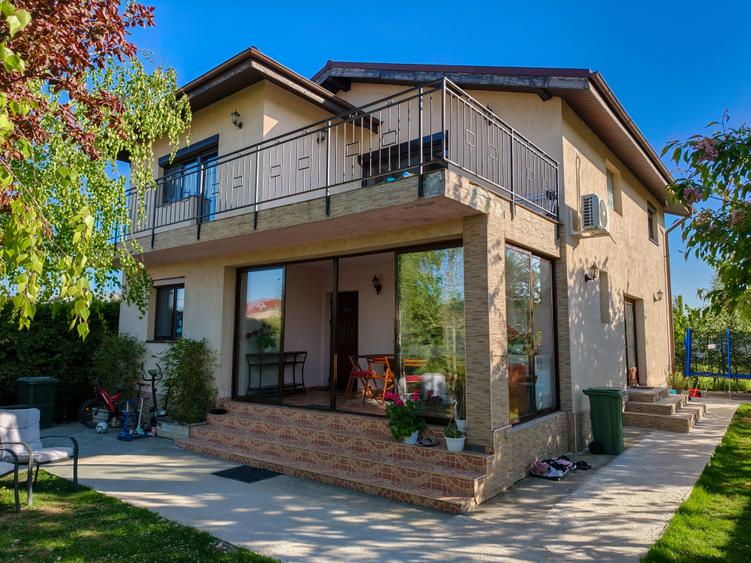 Casă individuală cu 5 camere cu Teren 500 Mp în Săbăreni