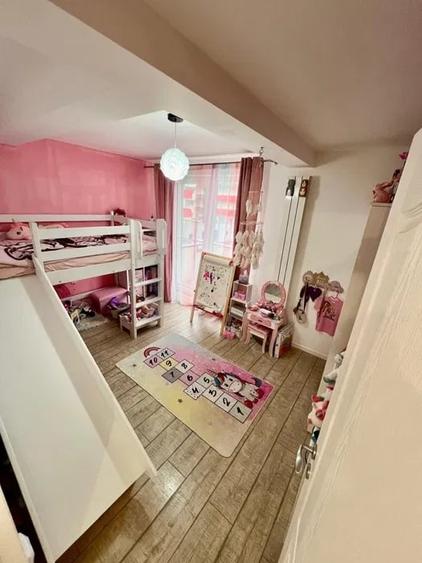 Apartament cu 3 camere semidecomandat, mobilat în Baciu