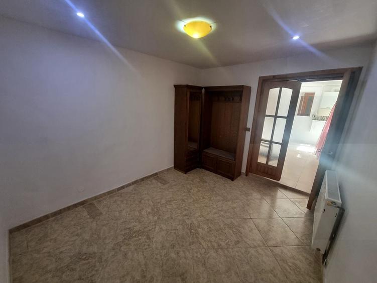 Casă individuală cu 3 camere cu Canalizare în Trocadero