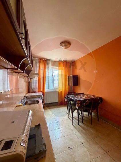 Apartament cu 3 camere semidecomandat în Central