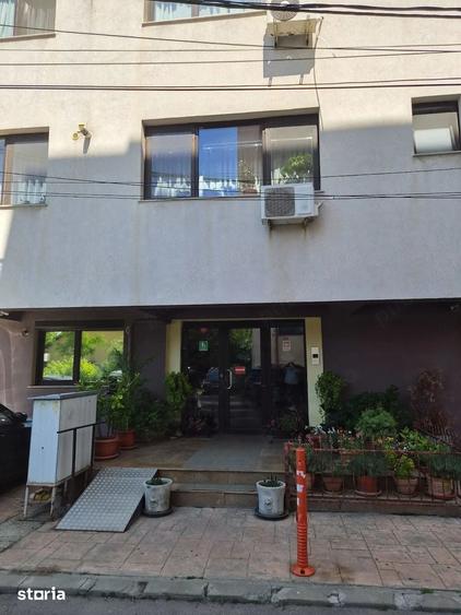Apartament cu 3 camere semidecomandat în Băneasa