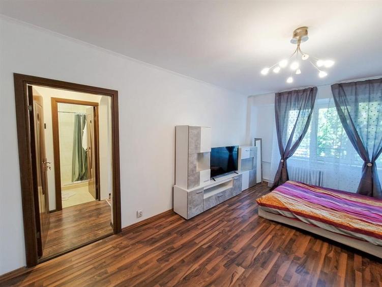 Apartament cu 3 camere semidecomandat în Cantemir