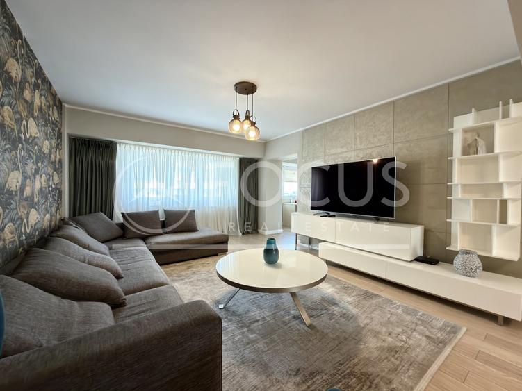 Apartament cu 4 camere semidecomandat, mobilat în P-ța Victoriei