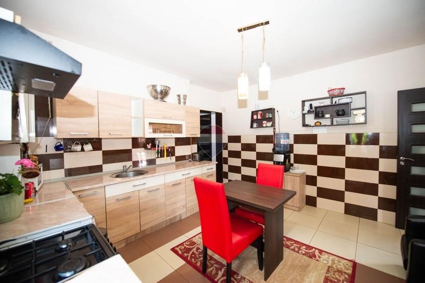 Casă individuală cu 7 camere cu Teren 383 Mp în Periferie