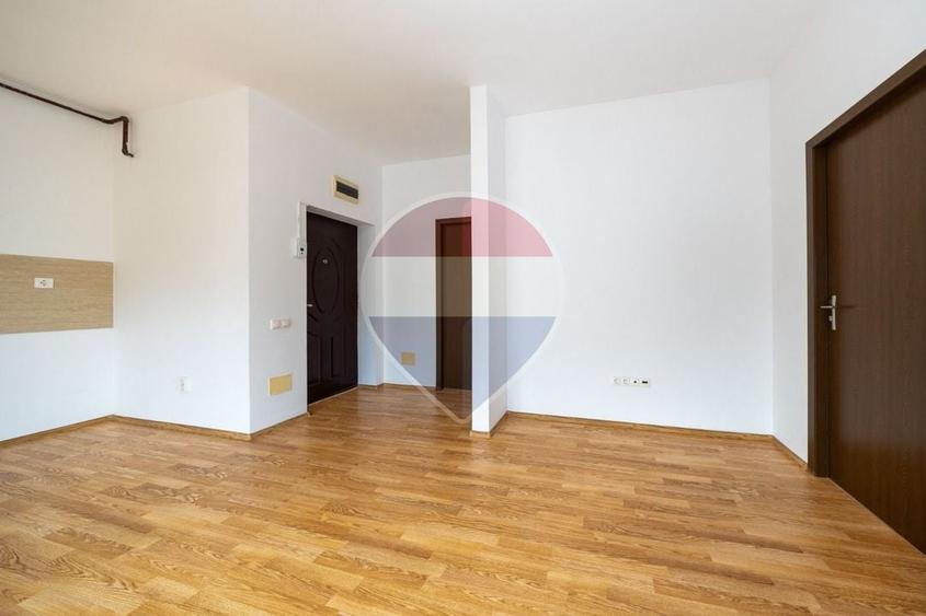 Apartament cu 3 camere semidecomandat în Sânpetru