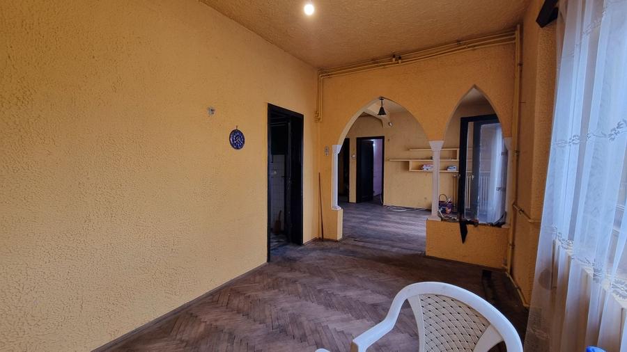 Apartament cu 3 camere semidecomandat în Unirii