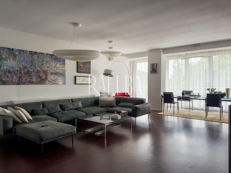 Apartament cu 8 camere semidecomandat, mobilat în Primăverii