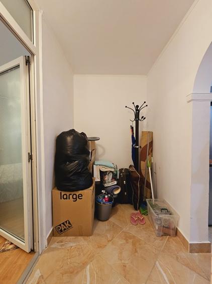 Apartament cu 3 camere semidecomandat, mobilat în Vitan Mall