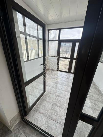 Casă individuală cu 8 camere cu Canalizare în Central