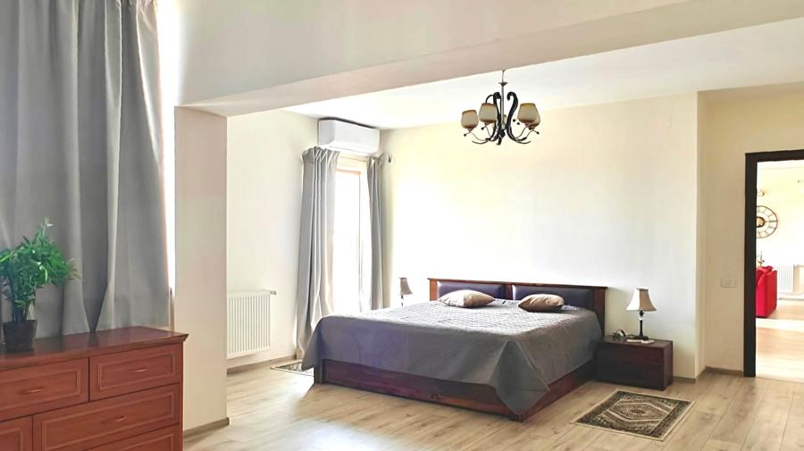 Apartament cu 4 camere decomandat, mobilat în Băneasa