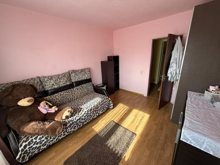 Apartament cu 3 camere decomandat în Rahova