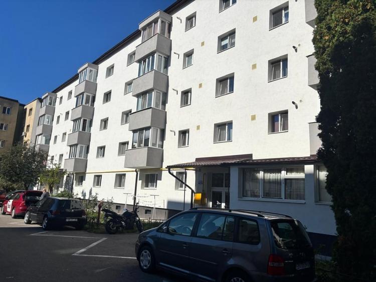 Apartament cu 2 camere semidecomandat, mobilat în Central