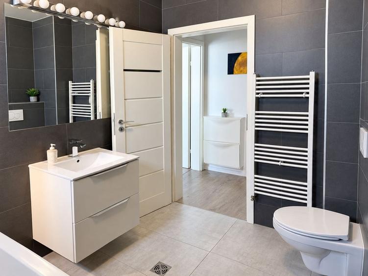 Apartament cu 3 camere semidecomandat, mobilat în Florești