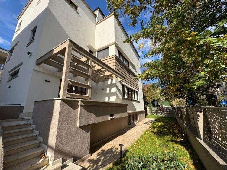 Casă cu 10 camere cu Garaj în Primăverii