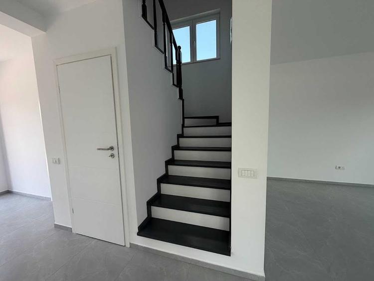 Casă cu 4 camere în Tărlungeni