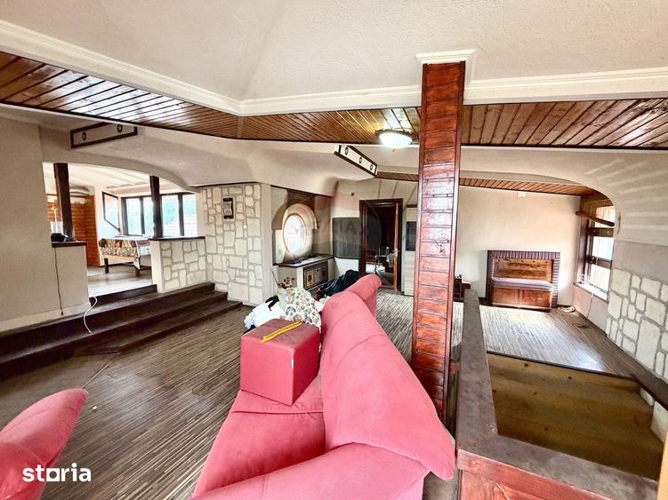 Casă cu 9 camere cu Teren 500 Mp în Central