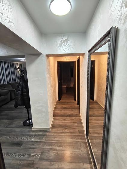 Apartament cu 3 camere decomandat în Exterior Vest