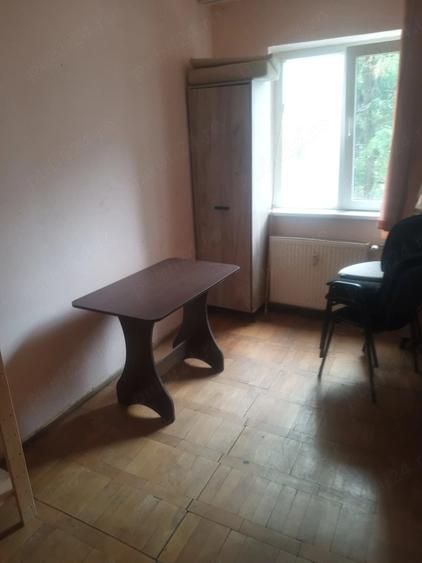 Apartament cu 4 camere semidecomandat în Dâmbovița
