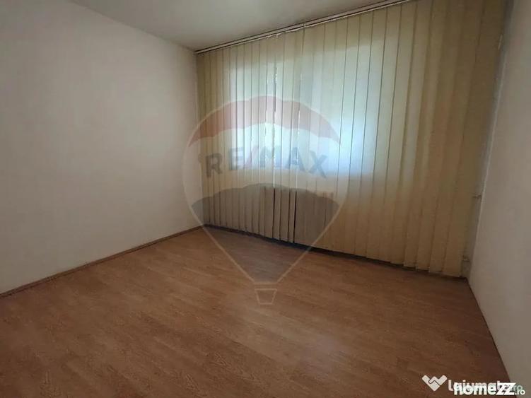 Apartament cu 3 camere decomandat în Sud