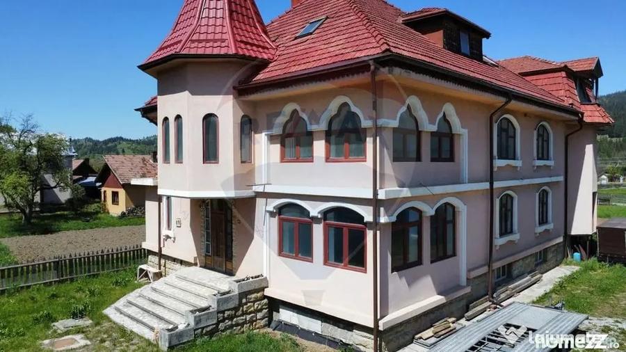 Casă cu 18 camere cu Teren 600 Mp în Câmpulung Moldovenesc