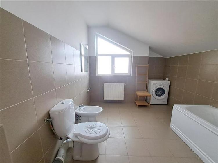 Apartament cu 4 camere decomandat, mobilat în Florești