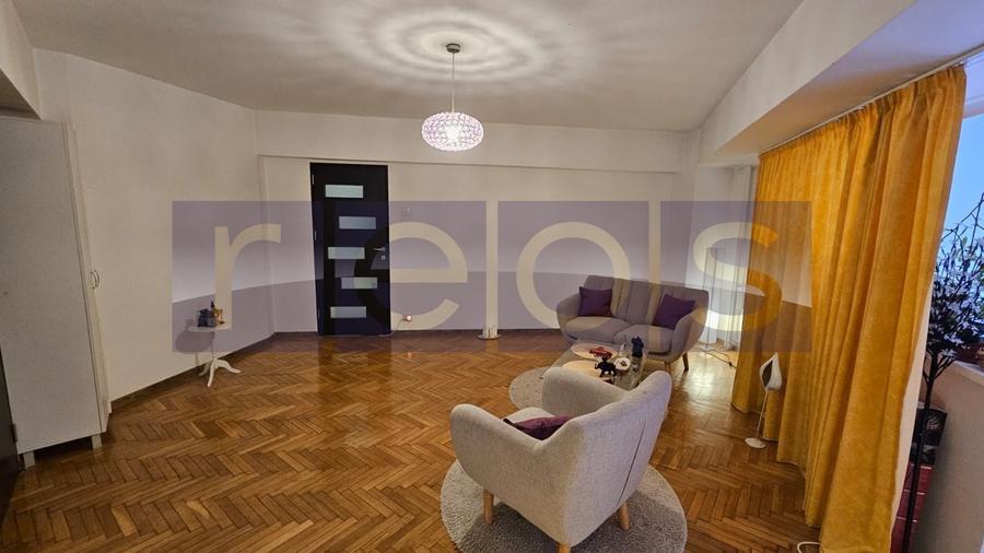 Apartament cu 3 camere semidecomandat în P-ța Victoriei