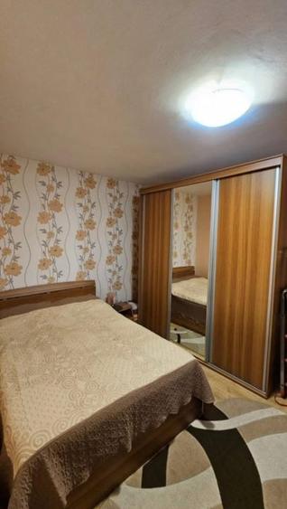 Apartament cu 3 camere semidecomandat, mobilat în Calea Moldovei