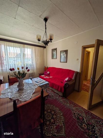 Apartament cu 3 camere semidecomandat în Calea București